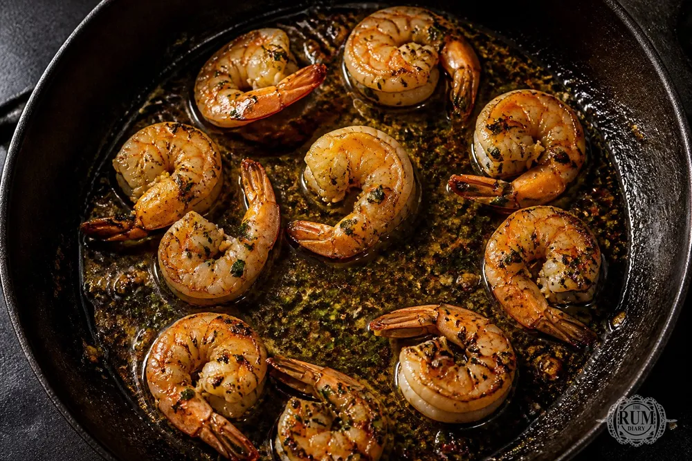 Жареные креветки на сковородке