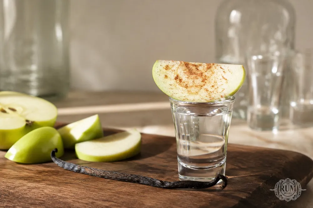 Apple Pie Moonshine - легендарный напиток США, яблочно-коричный самогон.